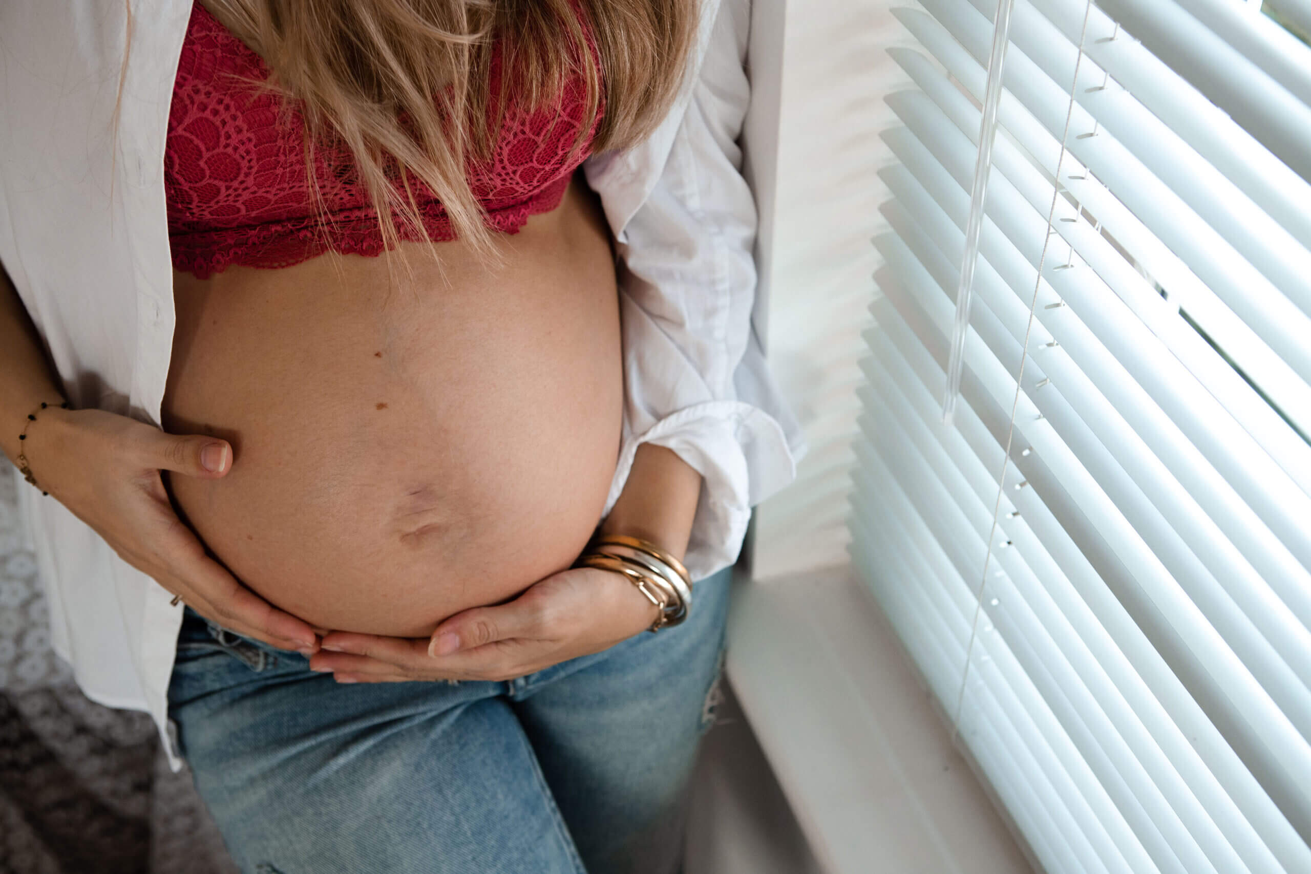 zwangere buik bij het raam